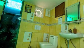 Set di cortesia gratuito, pantofole, asciugamani, sapone