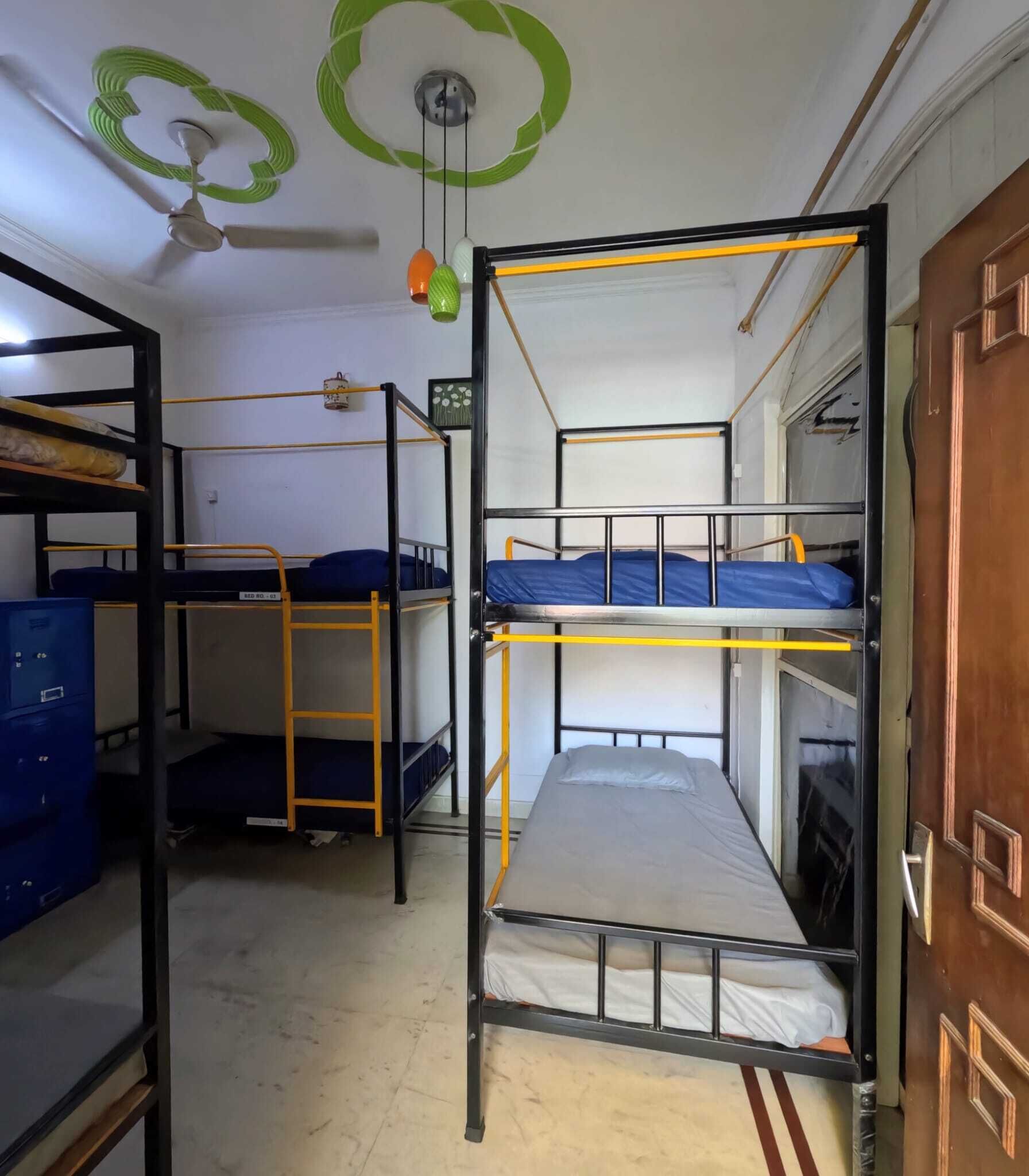 Dormitorio condiviso Classic | Una scrivania, insonorizzazione, Wi-Fi gratuito