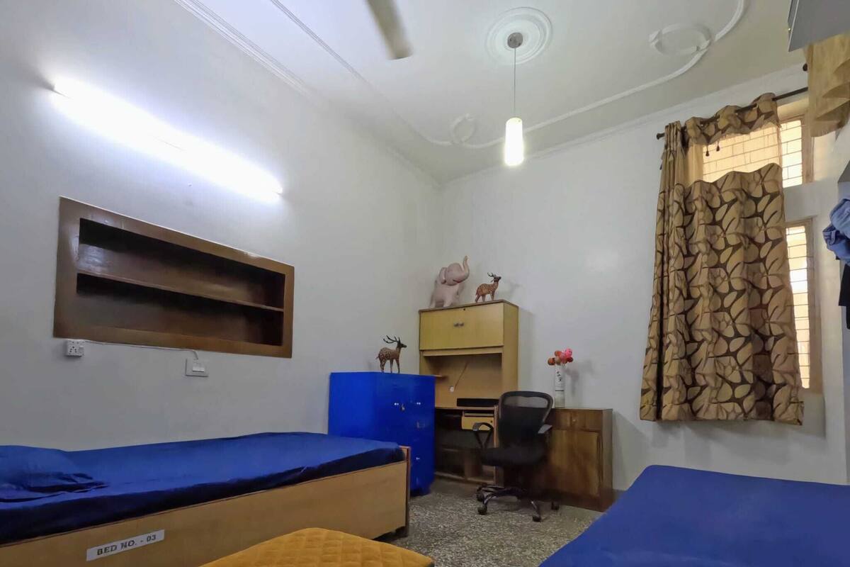 Executive Shared Dormitory | Desk, soundproofing, free WiFi