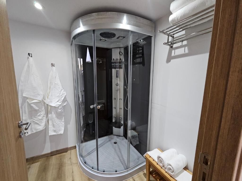 Quarto triplo luxo, vista para a montanha | Banheiro | Produtos de toalete grátis, secador de cabelo, toalhas de banho 