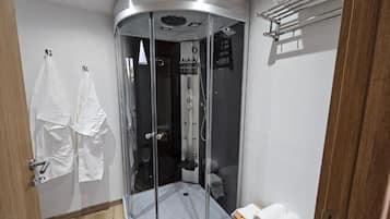 Quarto triplo luxo, vista para a montanha | Banheiro | Produtos de toalete grátis, secador de cabelo, toalhas de banho