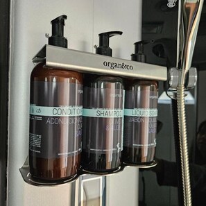 Articles de toilette (gratuits), séchoir à cheveux, serviettes fournies