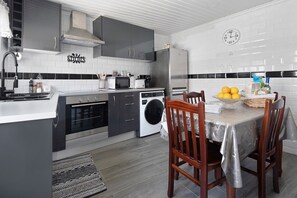 Kaffetrakter/tekoker, kjøleskap, mikrobølgeovn og ovn