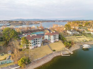 Exterior - Luxury Lakefront Retreat I Pool - Hot Tub - Balcony Views (Lake Hamilton)