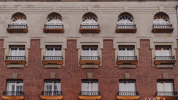 Fachada de la propiedad por la tarde o noche