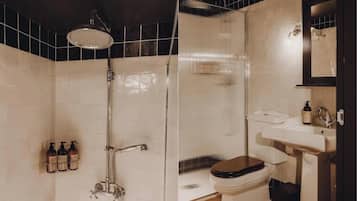 Studio Deluxe | Salle de bain | Douche, sèche-cheveux, serviettes fournies, savon