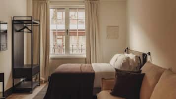 Ropa de cama de alta calidad y espacio para trabajar con laptop