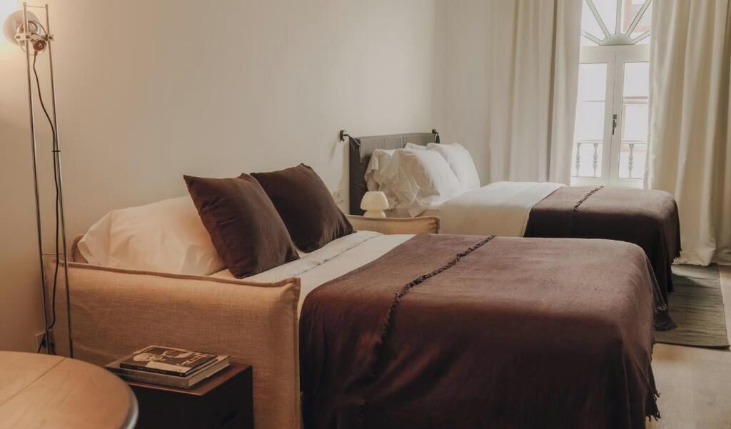 Ropa de cama de alta calidad y espacio para trabajar con un portátil