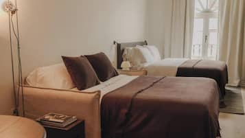 Ropa de cama de alta calidad y espacio para trabajar con un portátil