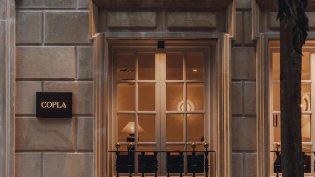 A building entrance with a sign reading 'COPLA' and a lamp inside. - Copla Bilbao (Bilbao)