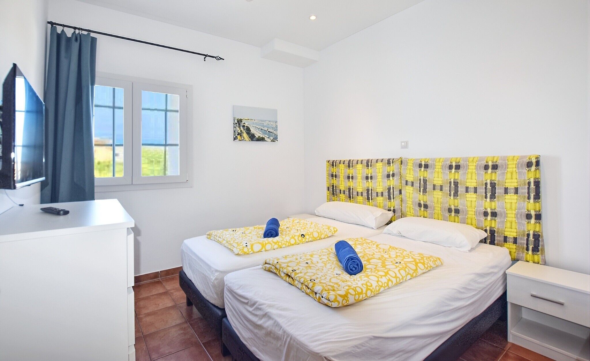 Iron/ironing board, WiFi, bed sheets
