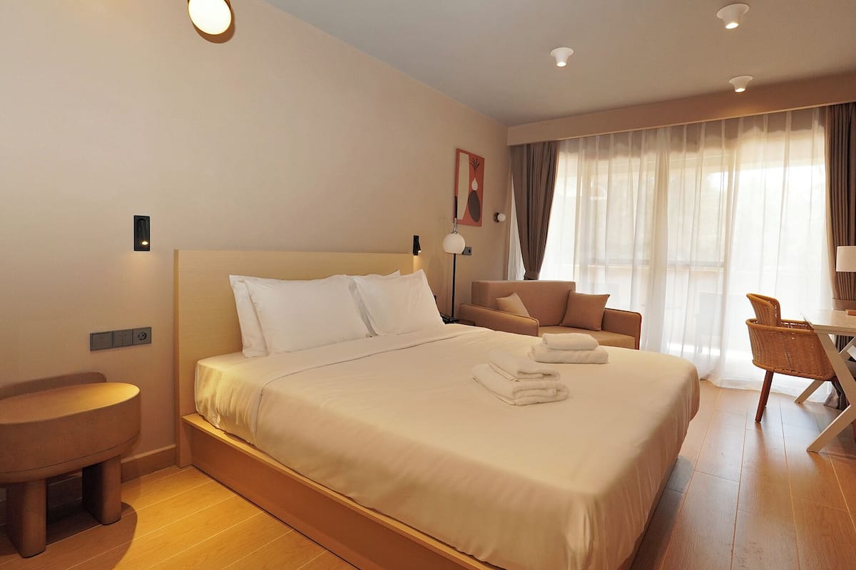 Ionian Executive Garden View Room | 迷你吧、房內夾萬、手提電腦工作空間、熨斗/熨衫板