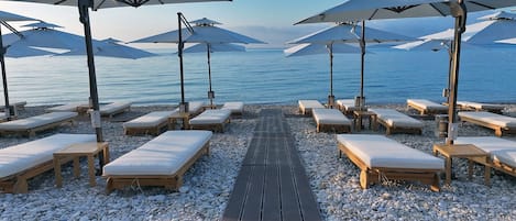 Plage privée, chaises longues, parasols, bar de plage