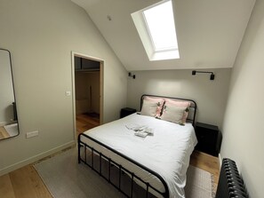 Iron/ironing board, WiFi, bed sheets - “The Old Coach House - countryside escape near the South Downs National Park (Four Marks)