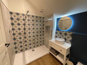 Shower, hair dryer, towels, soap - “The Old Coach House - countryside escape near the South Downs National Park (Four Marks)