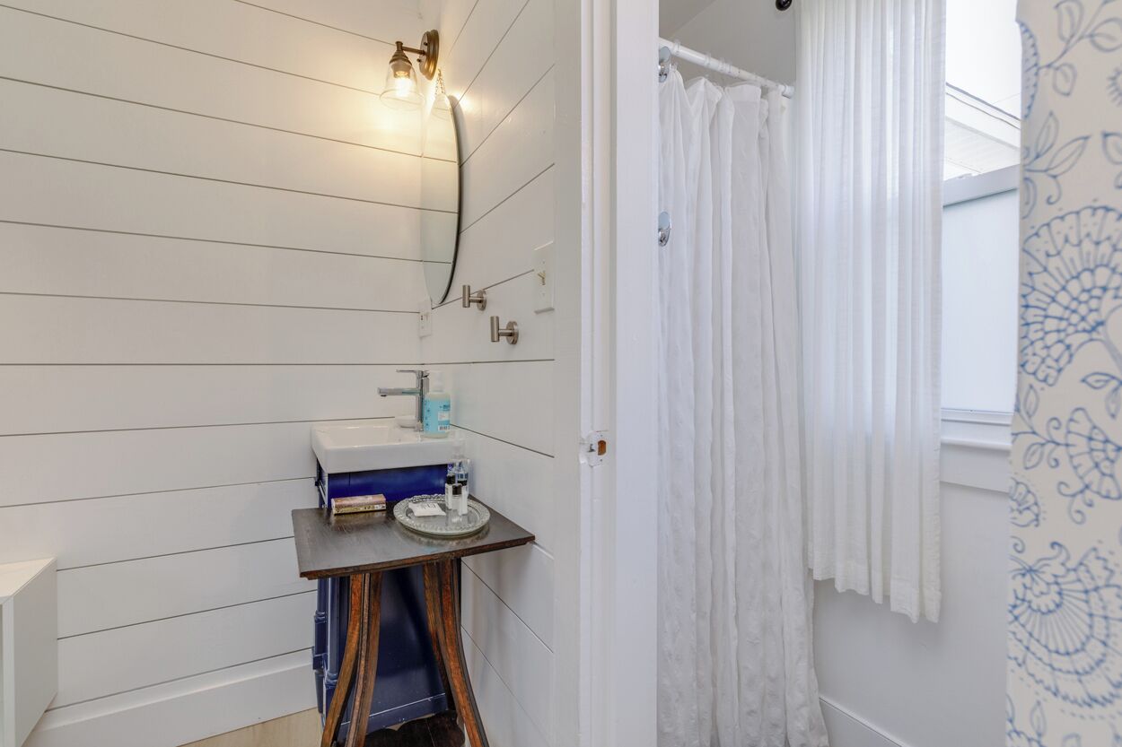 Douche, sèche-cheveux, serviettes fournies, papier toilette