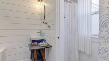 Douche, sèche-cheveux, serviettes fournies, papier toilette