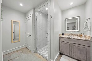 Shower, hair dryer, towels, shampoo - Vista Moon: Cabin J - Pool, Chapel, Fire Pit (Fredericksburg)