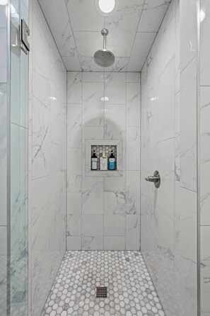 Een douche, een haardroger, handdoeken, shampoo