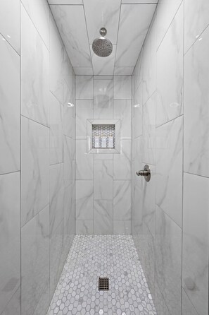 Shower, hair dryer, towels, shampoo - Vista Moon: Cabin G - Pool, Chapel, Fire Pit (Fredericksburg)