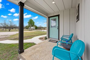 Terrace/patio - Vista Moon: Cabin D - Pool, Chapel, Fire Pit (Fredericksburg)