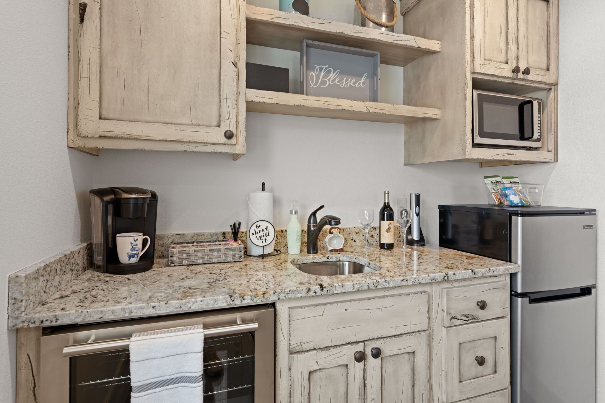 Microwave, coffee/tea maker, cookware/dishes/utensils, dining tables