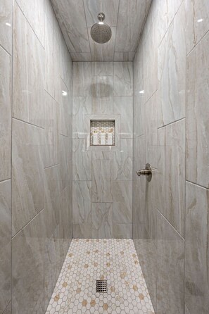 Shower, hair dryer, towels, shampoo - Vista Moon: Cabin H - Pool, Chapel, Fire Pit (Fredericksburg)