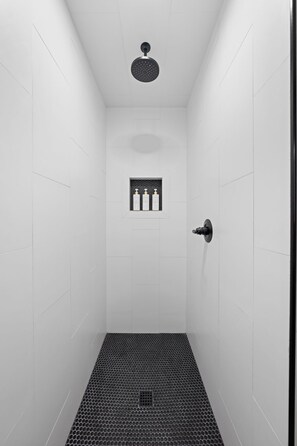 Een douche, een haardroger, handdoeken, shampoo