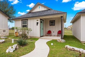 Exterior - Vista Moon: Cabin F - Pool, Chapel, Fire Pit (Fredericksburg)