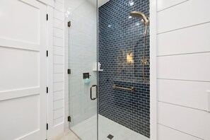 Shower, hair dryer, towels - Page's Retreat|Gulf Front| Private Pool|Golf Cart (Panama City Beach)