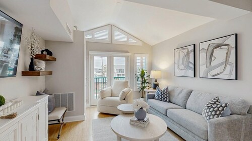 Upscale condo in heart of Dewey with pool & AC - walk to beach, bay & hot spots