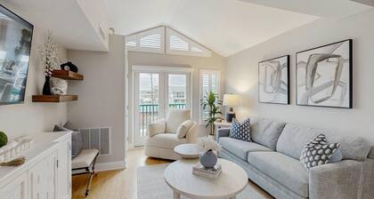 Upscale condo in heart of Dewey with pool & AC - walk to beach, bay & hot spots