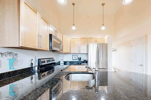 Upscale condo in heart of Dewey with pool & AC - walk to beach, bay & hot spots