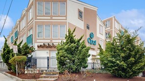 A multi-story building with a sign for 'Opti Dental Clinic.' - Upscale condo in heart of Dewey with pool & AC - walk to beach, bay & hot spots (Dewey Beach)