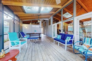 Property grounds - Charming & bright beach getaway with generous patio & yard- near golf & shore (Dewey Beach)