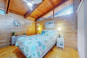WiFi, bed sheets - Charming & bright beach getaway with generous patio & yard- near golf & shore (Dewey Beach)