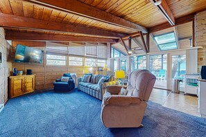 TV, offices - Charming & bright beach getaway with generous patio & yard- near golf & shore (Dewey Beach)