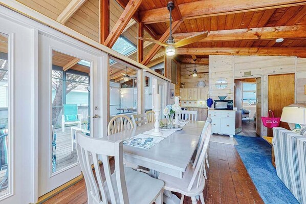 Dining - Charming & bright beach getaway with generous patio & yard- near golf & shore (Dewey Beach)