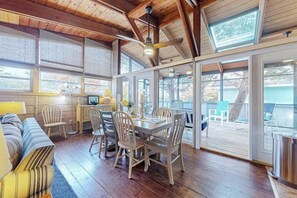 TV, offices - Charming & bright beach getaway with generous patio & yard- near golf & shore (Dewey Beach)