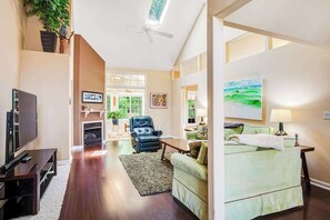 TV, video games, offices - Lovely dog-friendly home with tennis, fast WiFi, deck, grill & W/D (Lewes)