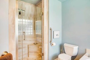 Douche, sèche-cheveux, serviettes fournies