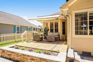 Terrace/patio - Lovely dog-friendly home with tennis, fast WiFi, deck, grill & W/D (Lewes)