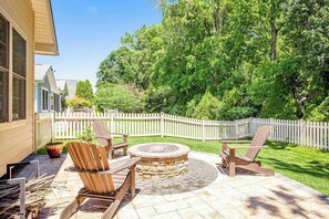 Terrace/patio - Lovely dog-friendly home with tennis, fast WiFi, deck, grill & W/D (Lewes)