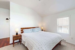 Tabla de planchar con plancha, wifi y ropa de cama