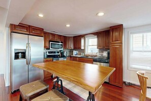 Fridge, microwave, oven, stovetop - Town of Lewes condo steps from the park w/Tennis, Pickleball & Basketball (Lewes)