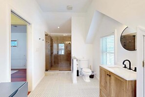 Shower, hair dryer, towels - Town of Lewes condo steps from the park w/Tennis, Pickleball & Basketball (Lewes)