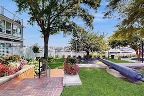 Property grounds - Town of Lewes condo steps from the park w/Tennis, Pickleball & Basketball (Lewes)