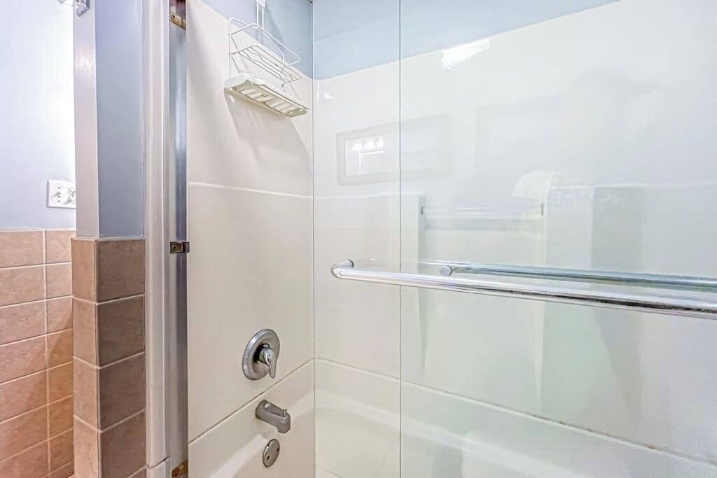 Douche, sèche-cheveux, serviettes fournies