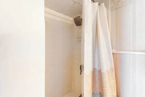 Shower, towels - Sea Colony 6th floor condo w/ shared gym, basketball court - partial ocean view (Bethany Beach)