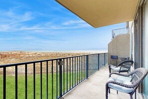 Property grounds - Sea Colony 1st floor condo w/ gym, tennis court, and balcony - ocean view (Bethany Beach)